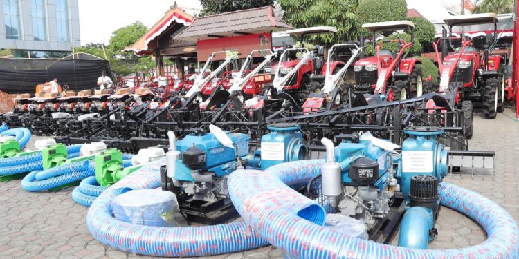Pemkab Sukoharjo Bagikan Alsintan Kepada Petani