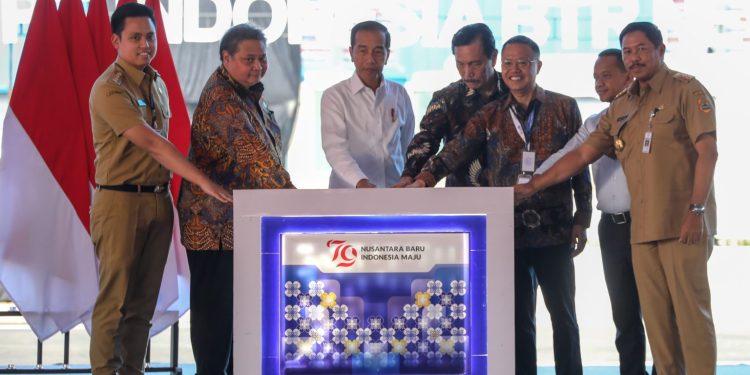 Jokowi Resmikan Pabrik Anoda Baterai Litium di KEK Kendal