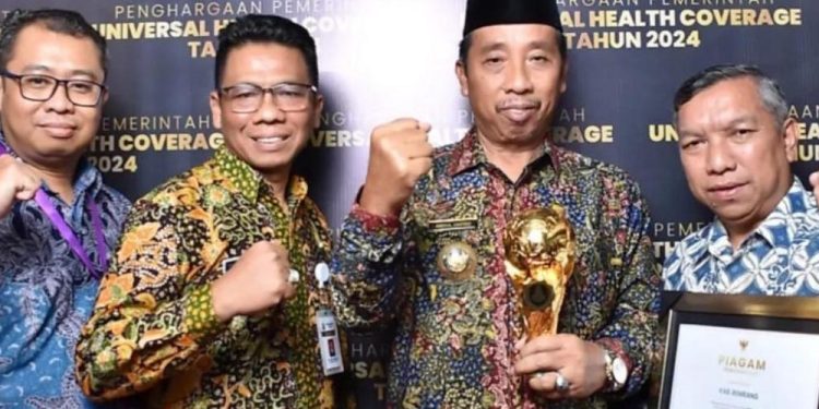 Rembang Kembali Menerima Penghargaan UHC,Bukti Berikan Akses Pelayanan Kesehatan Merata