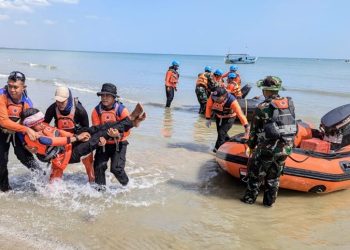 Simulasi Penyelamatan Di Laut Oleh Tim Reaksi Cepat di Pantai Karang Jahe