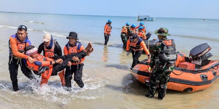 Simulasi Penyelamatan Di Laut Oleh Tim Reaksi Cepat di Pantai Karang Jahe