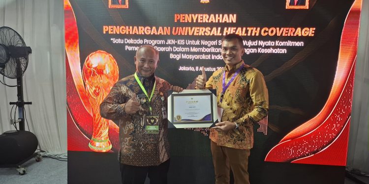 Pj Bupati Pati Terima UHC Awards 2024