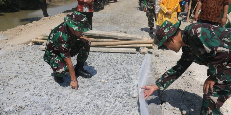 Tinjau TMMD Di Desa Tluwuk, Dandim Pati Sampaikan Apresisasi Perjuangan Anggota Dan Masyarakat Setempat