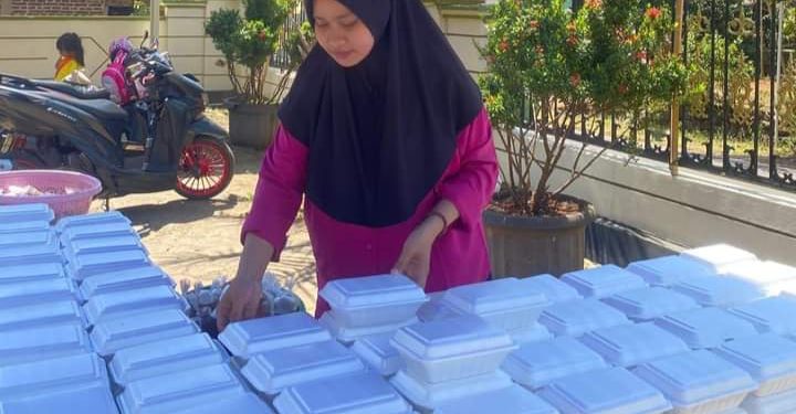 Jumat Berkah Masjid Klumosari Banjaragung Bangsri Jepara Bagikan Menu Pilihan