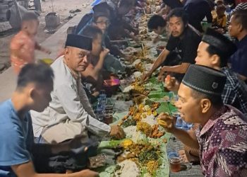 Warga Desa Degan Kecamatan Winong Gelar Makan Bareng di Atas Daun Pisang