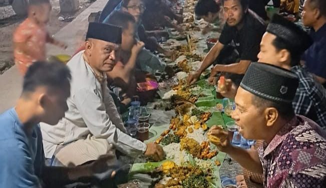 Warga Desa Degan Kecamatan Winong Gelar Makan Bareng di Atas Daun Pisang