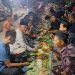 Warga Desa Degan Kecamatan Winong Gelar Makan Bareng di Atas Daun Pisang