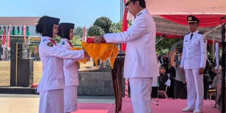 Peringatan HUT ke-79,Bupati Rembang Berikan Berbagai Penghargaan