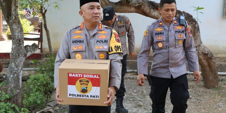 Jumat Berbagi, Kapolresta Pimpin Langsung di Slum Area Desa Widorokandang