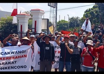 Rencana Pengusulan Pj Kades Kepohkencono Disoal, Ratusan Massa Demo di Kantor Kecamatan Pucakwangi