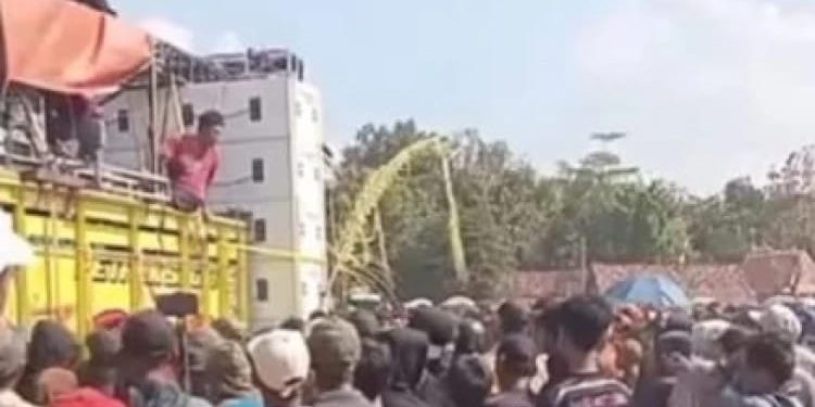 Pemuda Asal Tewas, Terjatuh dari Truk Sound Horeg Saat Karnaval di Blora