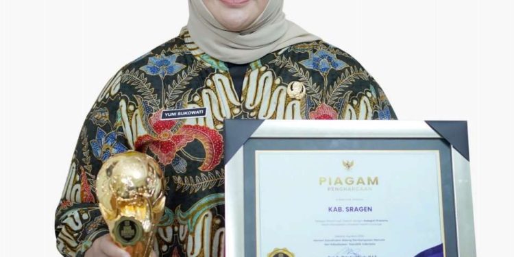 Mendekati 100 Persen Warga Terdaftar JKN , Pemkab Sragen Terima UHC Award