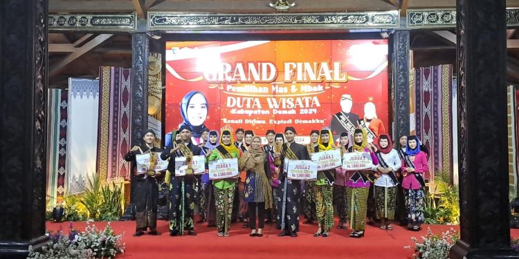 Fajar dan Chintya Dinobatkan Menjadi Mas Mbak Duta Wisata Kabupaten Demak 2024    