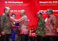Pj Bupati Sujarwanto Terima Penghargaan dari Menkop UKM
