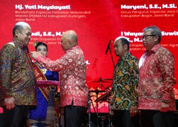 Pj Bupati Sujarwanto Terima Penghargaan dari Menkop UKM