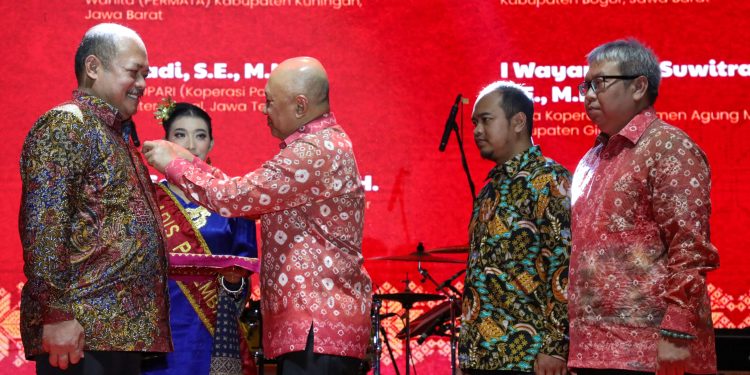 Pj Bupati Sujarwanto Terima Penghargaan dari Menkop UKM