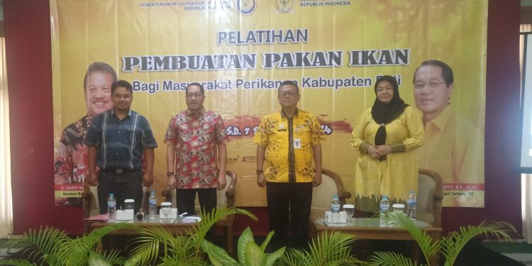 Firman Soebagyo Ajak Masyarakat Manfaatkan Bahan Lokal dalam Produksi Pakan Ikan