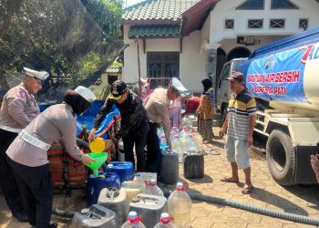Satlantas Polresta Pati Salurkan Bantuan Air Bersih di Desa Tambahmulyo