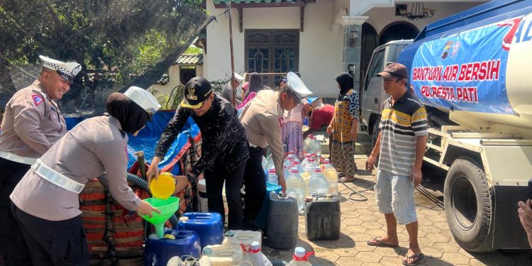Satlantas Polresta Pati Salurkan Bantuan Air Bersih di Desa Tambahmulyo