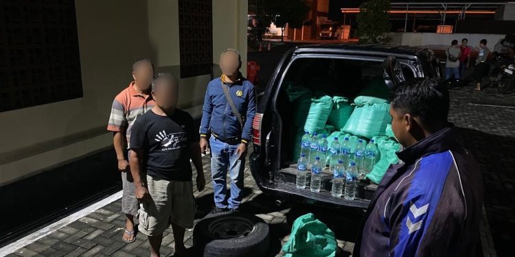 PPolsek Dempet Gagalkan Pengiriman 220 Botol Arak,Hendak Diselundupkan ke Demak