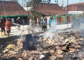 Polisi Bantu Evakuasi Kebakaran Rumah di Jaken Pati,Kerugian di Tafsir 200 juta