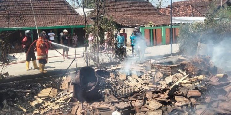 Polisi Bantu Evakuasi Kebakaran Rumah di Jaken Pati,Kerugian di Tafsir 200 juta