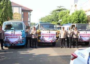 Polresta Pati Salurkan 12 Tangki Air Bersih Untuk Warga yang Terdampak Kekeringan
