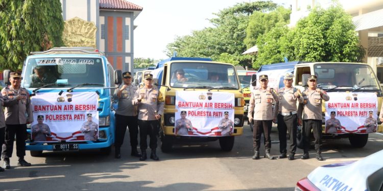 Polresta Pati Salurkan 12 Tangki Air Bersih Untuk Warga yang Terdampak Kekeringan
