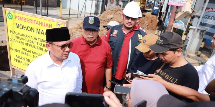 Tinjau Perbaikan Drainase Di Jalan Turaichan,Pj Bupati Harapkan Cegah banjir sampai 100%