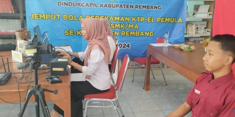 Jemput Bola ke-18 Sekolah,1.090 Pemilih Pemula Telah lakukan Rekaman KTP Elektronik